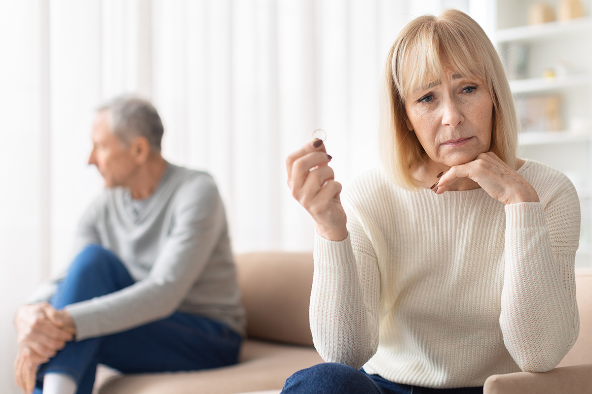 Junges, modernes Paar schaut sich einen Ehevertrag an.