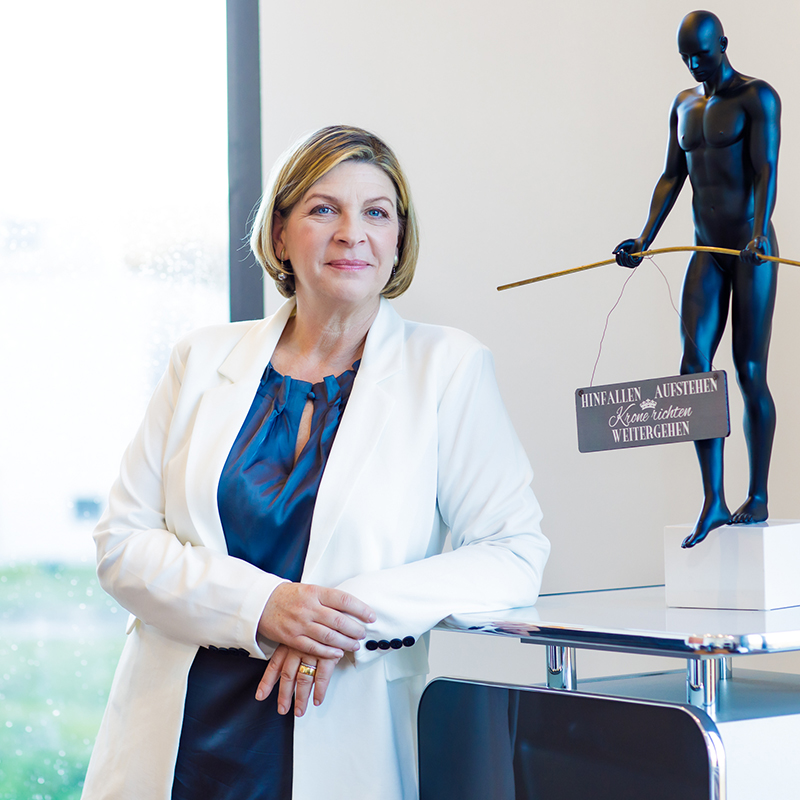 Scheidungsanwältin für Trennung und Scheidung, zertifizierte Mediatorin und CLP-Anwältin. Bettina Stock begleitet Menschen, die bewusst einen anderen Weg gehen wollen.